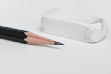 Makro siyah kalem Müdürü ve beyaz masanın üzerinde silgi