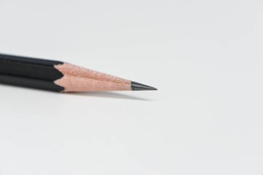 Beyaz masa başında siyah kalem makro
