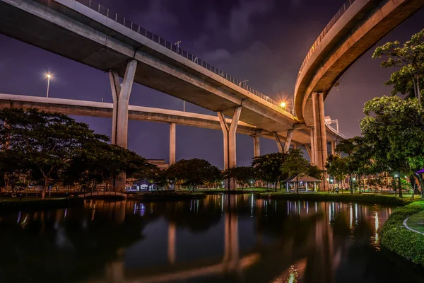 Paisagem Expressway Reflexão Estrada Partir Água Noite — Fotografia de Stock