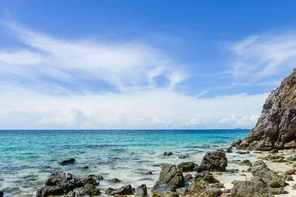 Кам'янистий пляж і синє море на острові khai острів в satun Таїланд — стокове фото