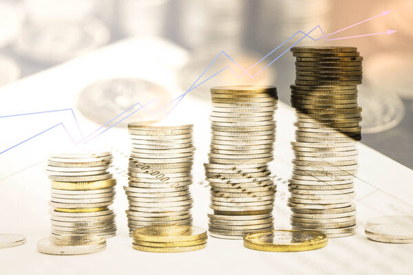 Крупный план наращивания стека монет дубликат слоя с монетой на книге b
