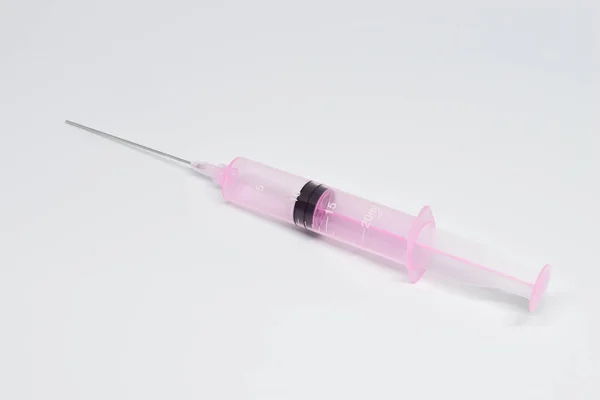 Rosa Injektionsnadel auf weißem Hintergrund — Stockfoto