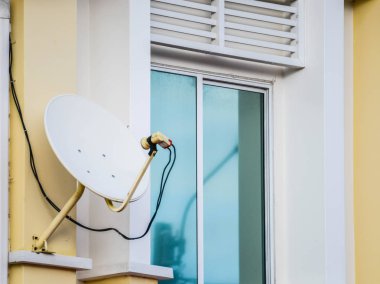 Uydu çanağı binanın dış tarafında yüklü