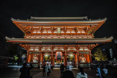 Aralık 2017 yılında Japonya - Asakusa veya Sensoji tem insanlar dua ediyorlar