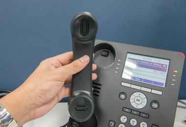 Adam elini tut telefon el seti