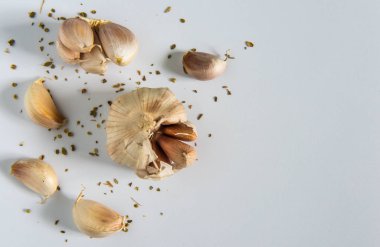 Sarımsak ve kekik beyaz adam tarih içeren baharat