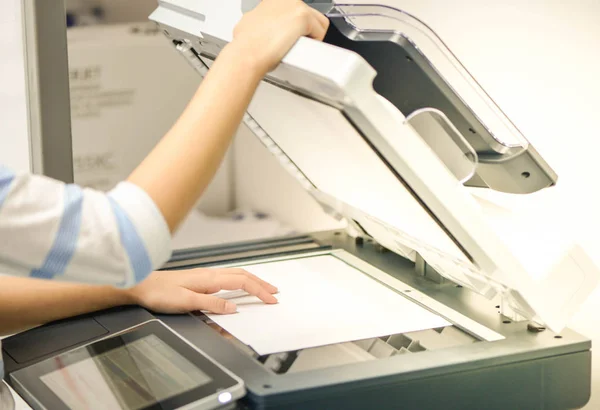 Mulher Negócios Está Usando Impressora Para Digitalizar Documento — Fotografia de Stock