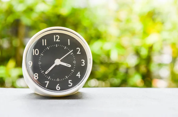 Reloj Está Sobre Mesa Con Fondo Verde Naturaleza —  Fotos de Stock