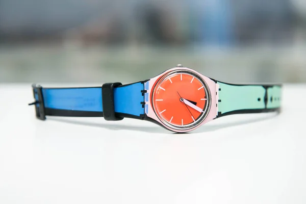 Kleurrijke horloge op de witte tafel — Stockfoto
