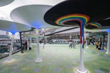 Ağustos 2017 - insanlar ön gökyüzü yolda yürüyor