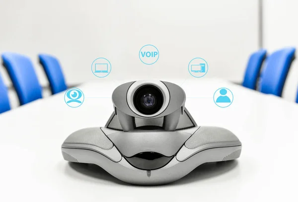 Dispositivo de videoconferência na sala de reuniões com ícones para conne — Fotografia de Stock