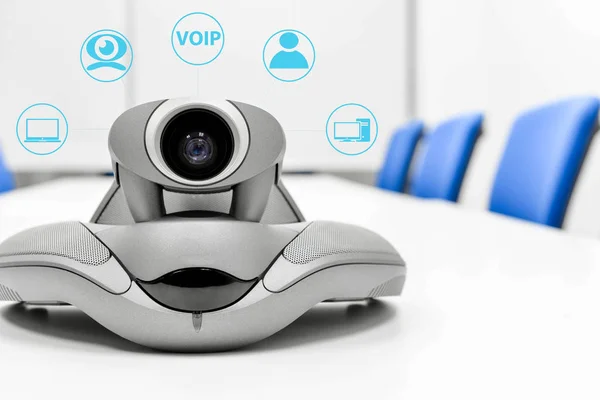 Dispositivo de videoconferência na sala de reuniões com ícones para conne — Fotografia de Stock
