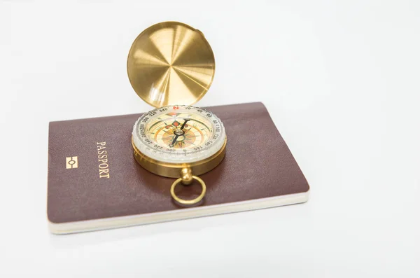 Kompass på pass för resor — Stockfoto