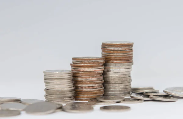 Rostoucí mince zásobníku na bílé plátno pro uložit peníze koncept — Stock fotografie