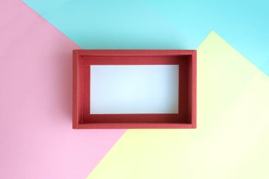 Renkli arka planda en az boş kırmızı hediye kutusu düzlüğü