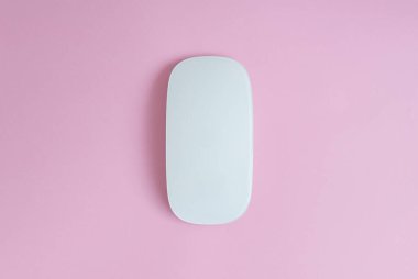 Pembe izole arkaplanda beyaz bilgisayar faresi için en küçük kavram