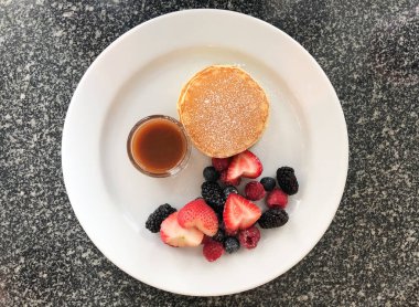 Kremalı pastayı beyaz tabakta böğürtlenli yap. 