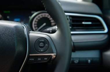 Çok fonksiyonlu hız kontrol düğmesi olan modern araba direksiyonu