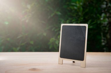 Tahtanın üzerinde yeşil arka planı olan boş bir karatahta.