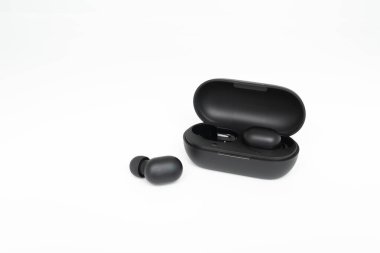 Beyaz izole arka planda güç bankası kılıfı olan siyah, gerçek kablosuz kulaklıklar.