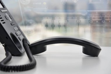 IP Telefonu iletişim konsepti için mavi LED dünya haritası ve PBX 'e çift pozlama