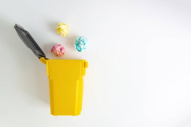 Dünyayı kurtarmak için beyaz ekranda çöp olan sarı çöp.