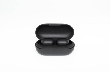 Beyaz izole arka planda güç bankası kılıfı olan siyah, gerçek kablosuz kulaklıklar.