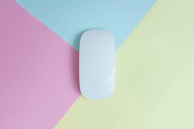 Renkli arkaplanda beyaz bilgisayar faresi için en küçük kavram