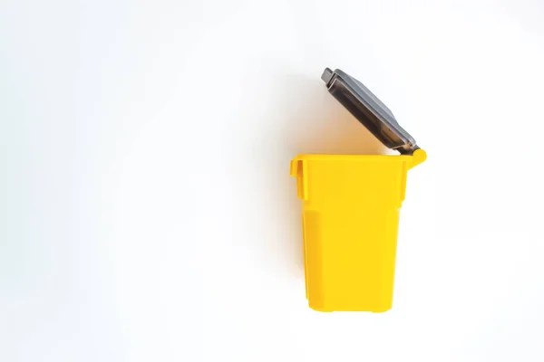 Mini Lixo Amarelo Tela Branca Isolada — Fotografia de Stock