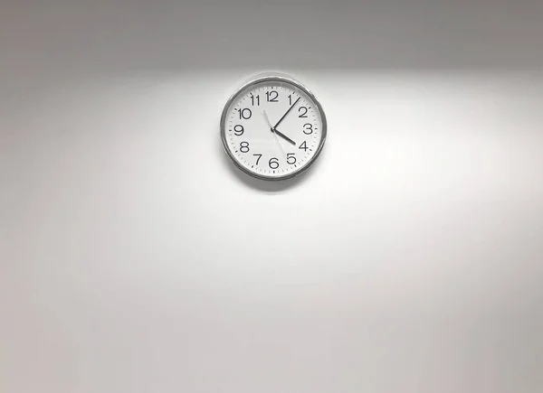 Белые Современные Часы Белой Стене — стоковое фото