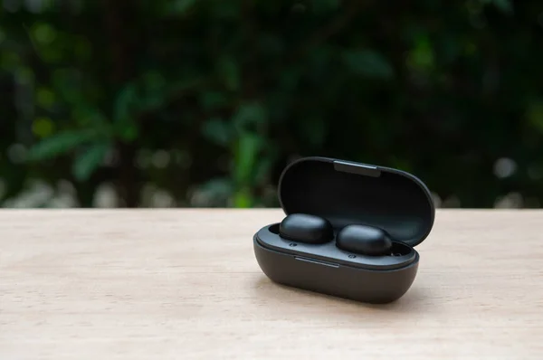 Auriculares Inalámbricos Verdaderos Negros Con Caja Banco Energía Mesa Madera — Foto de Stock