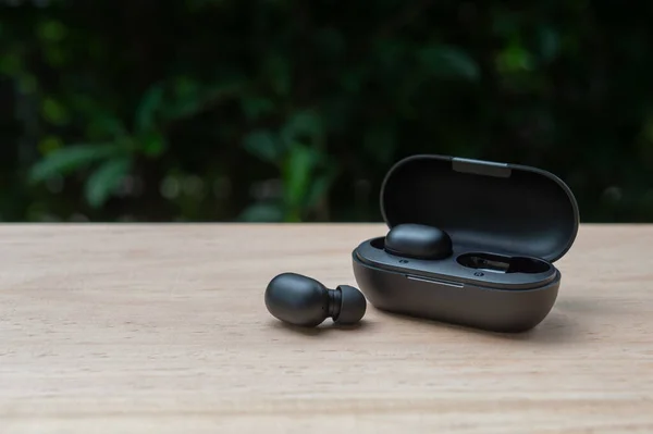 Auriculares Inalámbricos Verdaderos Negros Con Caja Banco Energía Mesa Madera — Foto de Stock