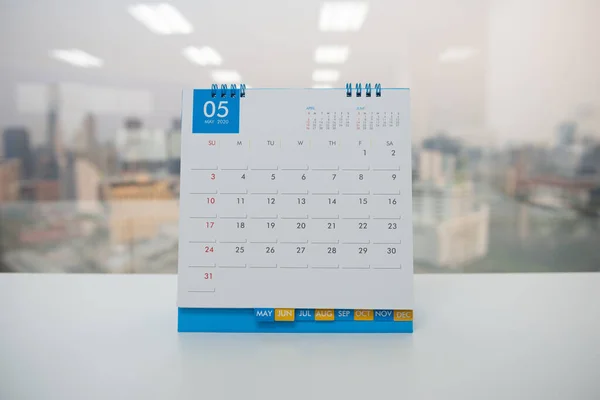 Calendario Mayo Mesa Blanca Con Vista Ciudad Fondo —  Fotos de Stock