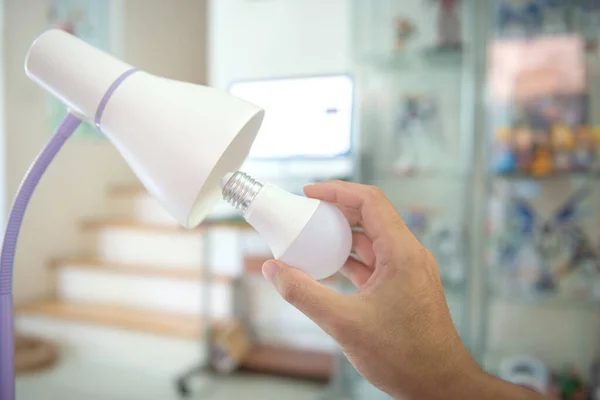 Byte Glödlampa Till Led För Att Installera Lampan För Energibesparing Royaltyfria Stockfoton