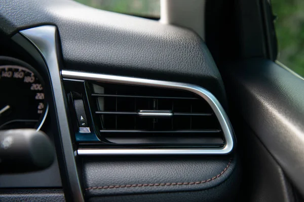高級車のコンソールの車のエアコンパネル ストック画像