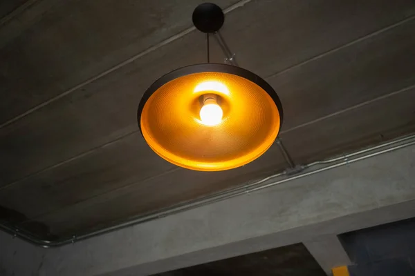 Led電球とオレンジ天井ランプ ロイヤリティフリーのストック画像