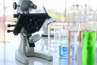 Elektron mikroskobu ve cam laboratuvar kimyasalı ile kimyasal bileşikleri kimyasal tur içinde kapat