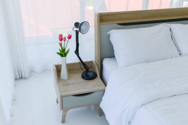 Modern yatak odasının ve yatak odasındaki çiçek vazosunun kapağını kapat. 