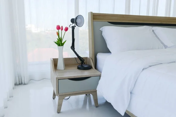 Lähikuva Modernin Sängyn Yöpöydän Kaappi Kukka Maljakko Makuuhuoneessa — kuvapankkivalokuva