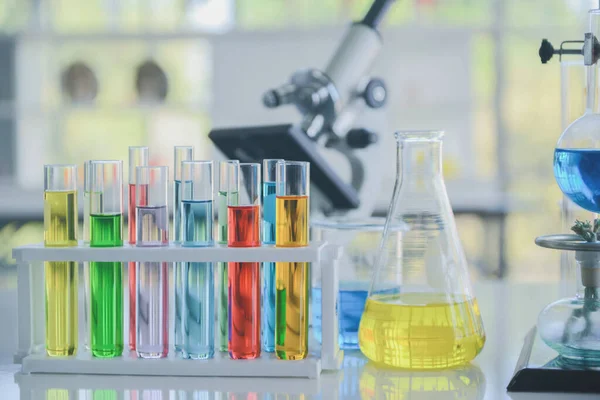 Närbild Laboratoriekemikalier Glas Med Kemiska Föreningar Knät Stockbild