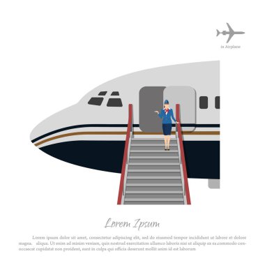 Hostes yolcu uçak merdiveni ağırlamaktadır. Uçuş görevlisi uçak kapının yanında