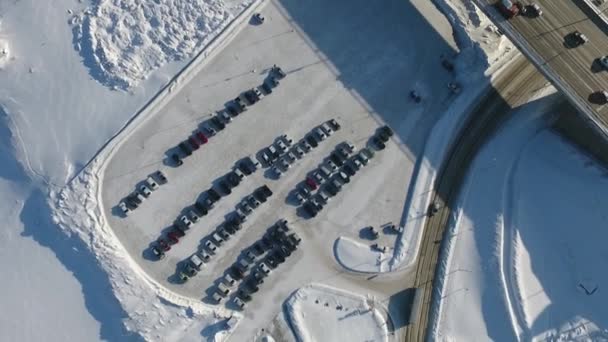 Quadcopter 飞过冬天的停车场和河上的桥 — 图库视频影像