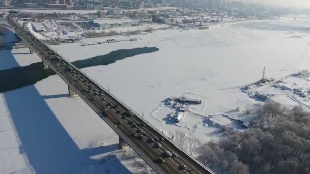 Kvadrokoptéra létání nad silniční most přes řeku Ob. — Stock video