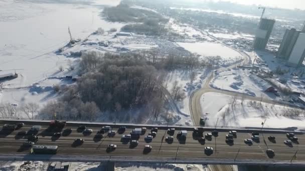 Der Quadrocopter wird um die Automobilbrücke durch den Fluss ob reduziert. — Stockvideo