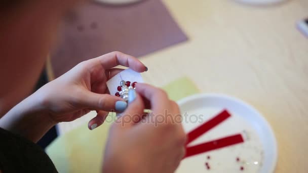 Lány kezét sews gyönyörű bross — Stock videók