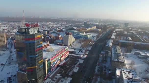 Drone volando sobre la ciudad de invierno — Vídeos de Stock