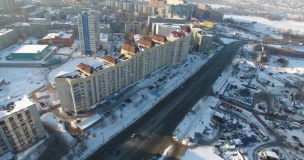 Drohnen fliegen über der Stadt. der Schnee auf den Dächern der Häuser. — Stockvideo