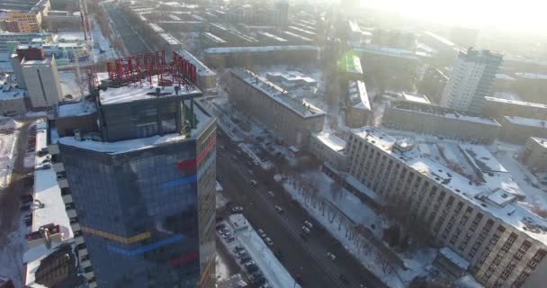 El dron vuela sobre el rascacielos. La nieve en el techo de un rascacielos . — Vídeos de Stock