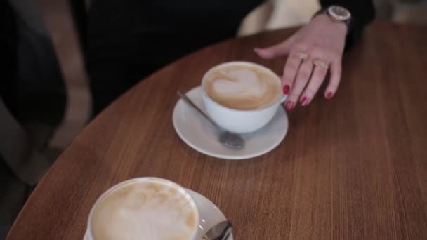 Frauenhände mit Kaffeetrinken — Stockvideo