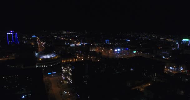 Drone disparos de la ciudad por la noche — Vídeo de stock